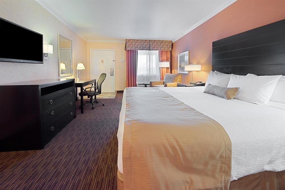 Best Western Innsuites Phoenix Hotel & Suites Bagian luar foto