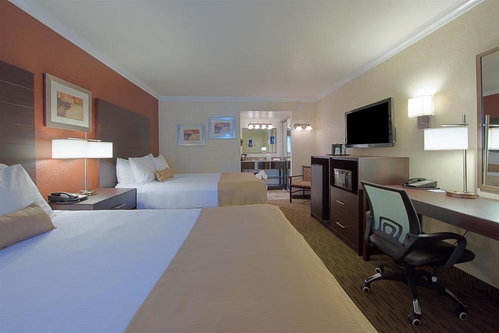 Best Western Innsuites Phoenix Hotel & Suites Bagian luar foto