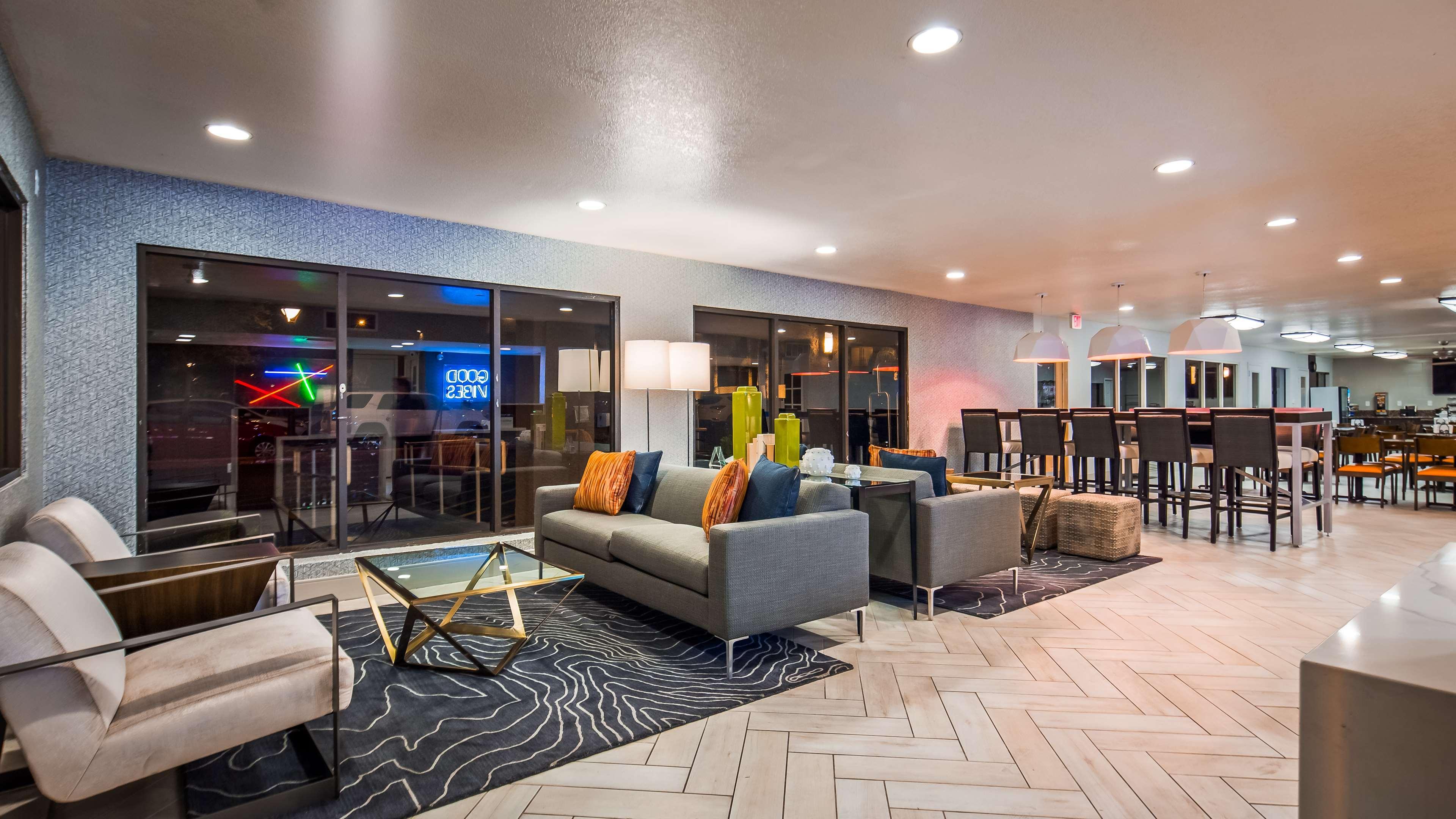 Best Western Innsuites Phoenix Hotel & Suites Bagian luar foto
