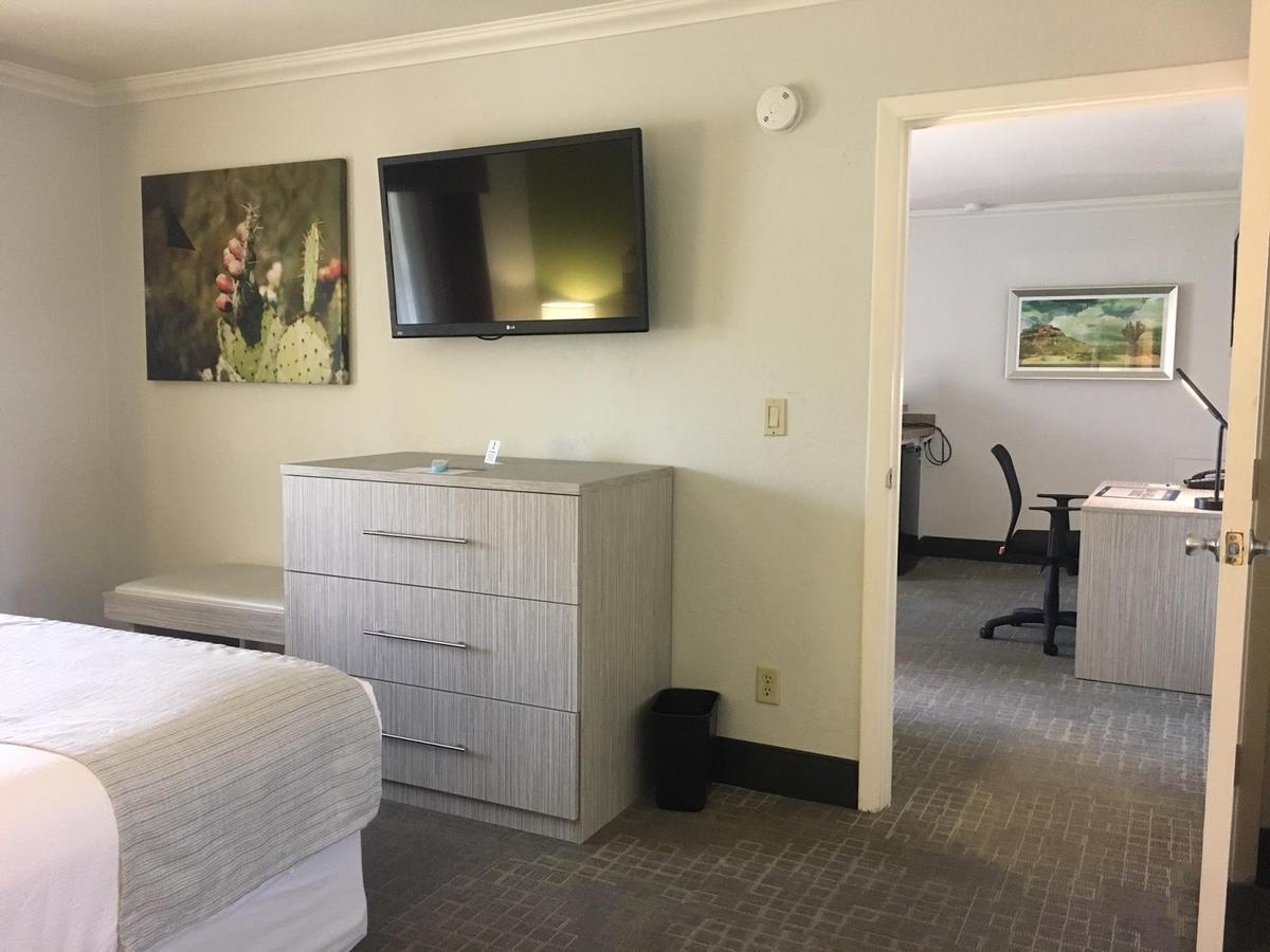 Best Western Innsuites Phoenix Hotel & Suites Bagian luar foto