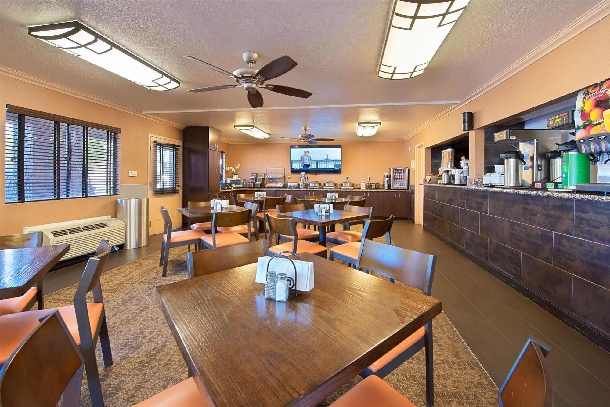 Best Western Innsuites Phoenix Hotel & Suites Bagian luar foto