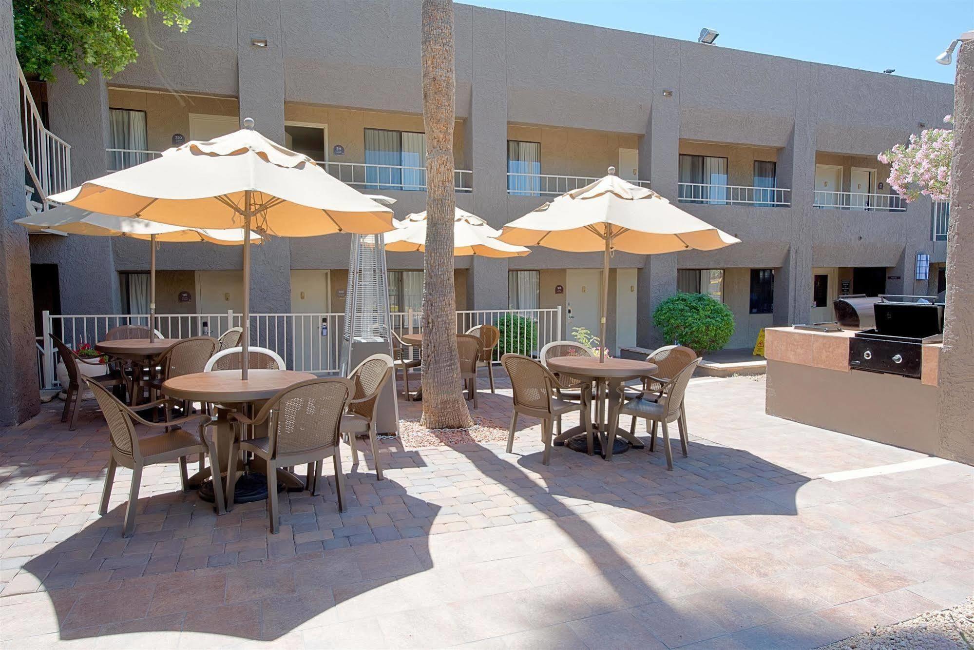Best Western Innsuites Phoenix Hotel & Suites Bagian luar foto